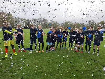 Vorschaubild: Mannschaft im Konfettiregen