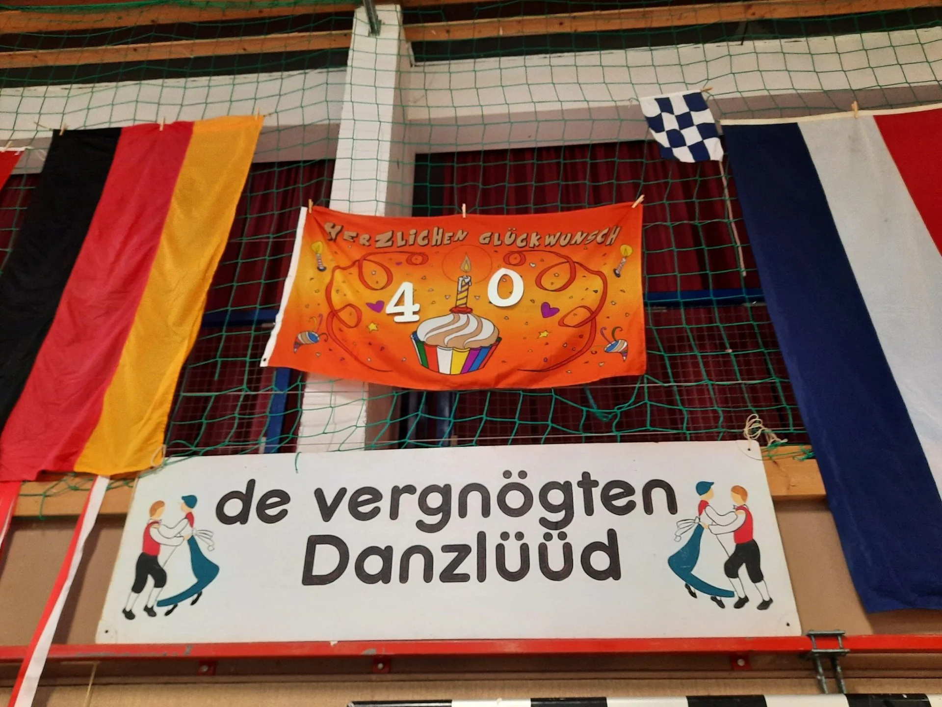 Bild: Fahnen als Dekoration in der Sporthalle