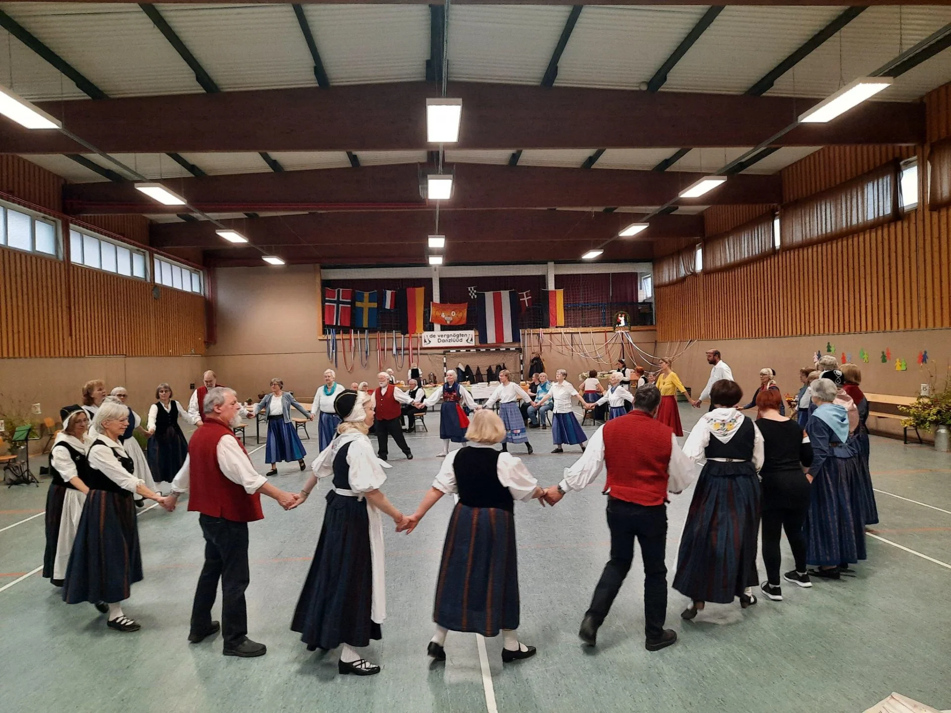 Bild: Kreistanz Volkstänzer
