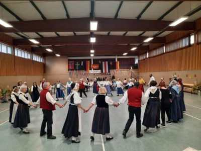 Vorschaubild: Kreistanz Volkstänzer