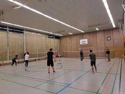 Heute waren wir 12 Sportler und konnten 2 Stunden auf 2 Feldern spielen. Wer gerade nicht im Spiel war, konnte sich ausruhen oder im hinteren Teil der Halle an seiner Technik feilen.  (Bild vergr&ouml;&szlig;ern)