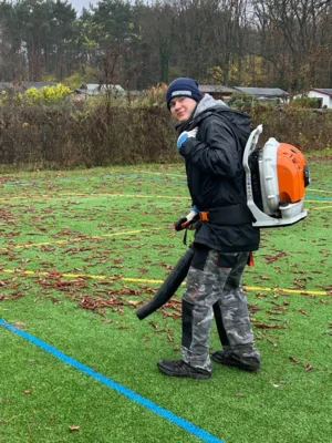 Anstehende Arbeiten: Laub entfernen und den Platz winterfest machen.  (Bild vergr&ouml;&szlig;ern)