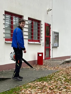Anstehende Arbeiten: Laub entfernen und den Platz winterfest machen.  (Bild vergr&ouml;&szlig;ern)