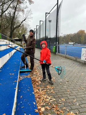 Anstehende Arbeiten: Laub entfernen und den Platz winterfest machen.  (Bild vergr&ouml;&szlig;ern)
