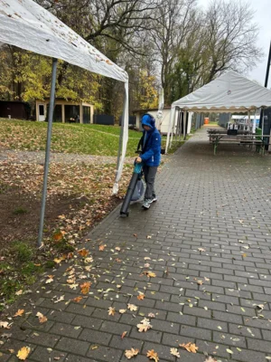 Anstehende Arbeiten: Laub entfernen und den Platz winterfest machen.  (Bild vergr&ouml;&szlig;ern)