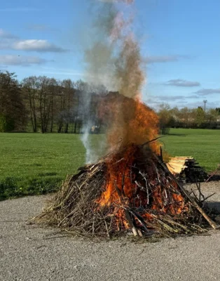 Osterfeuer am 19.04.2025  (Bild vergr&ouml;&szlig;ern)