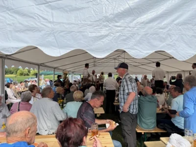 G&auml;ste mit Band im Zelt  (Bild vergr&ouml;&szlig;ern)