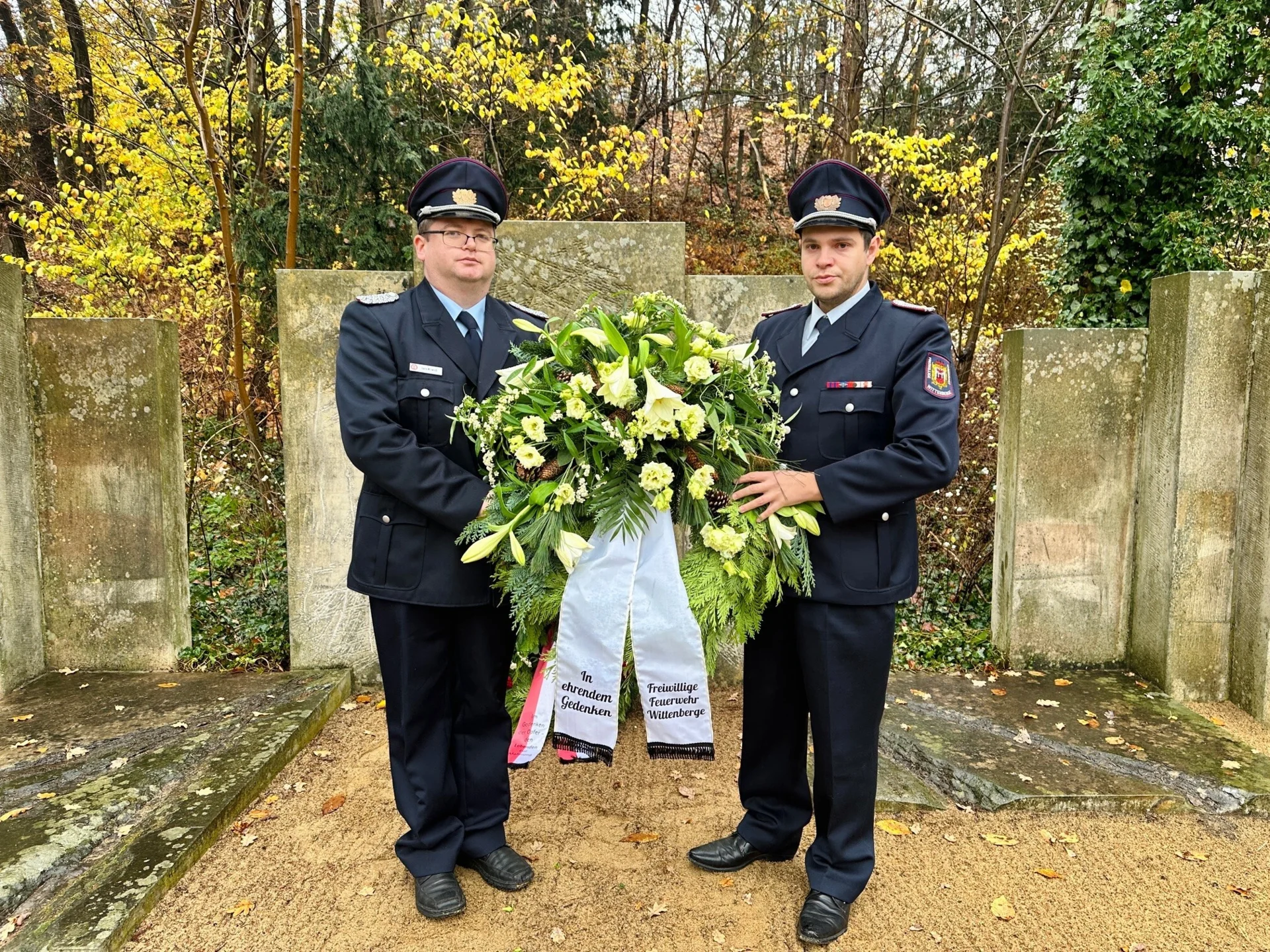 Bild: Stadtwehrführer Lars Wirwich und Ortswehrführer Robert Kaliske (r)