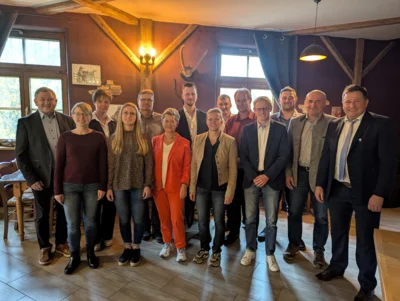 Die Kandidaten f&uuml;r den Gemeinderat mit Andreas Eckl (r.), ehemaligem Freie W&auml;hler-Bezirksvorsitzendem und Kreisrat Heinrich Schmidt (l.) und Sabrina Laschinger (8.v.l.), Kreisr&auml;tin Kreisvorsitzende der Freien W&auml;hler und Regens zweite B&uuml;rgermeisterin.  (Bild vergr&ouml;&szlig;ern)