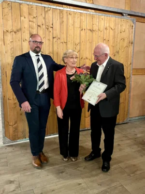 G&uuml;nther L&uuml;decke, Ehrennadel des DSV in Gold  (Bild vergr&ouml;&szlig;ern)