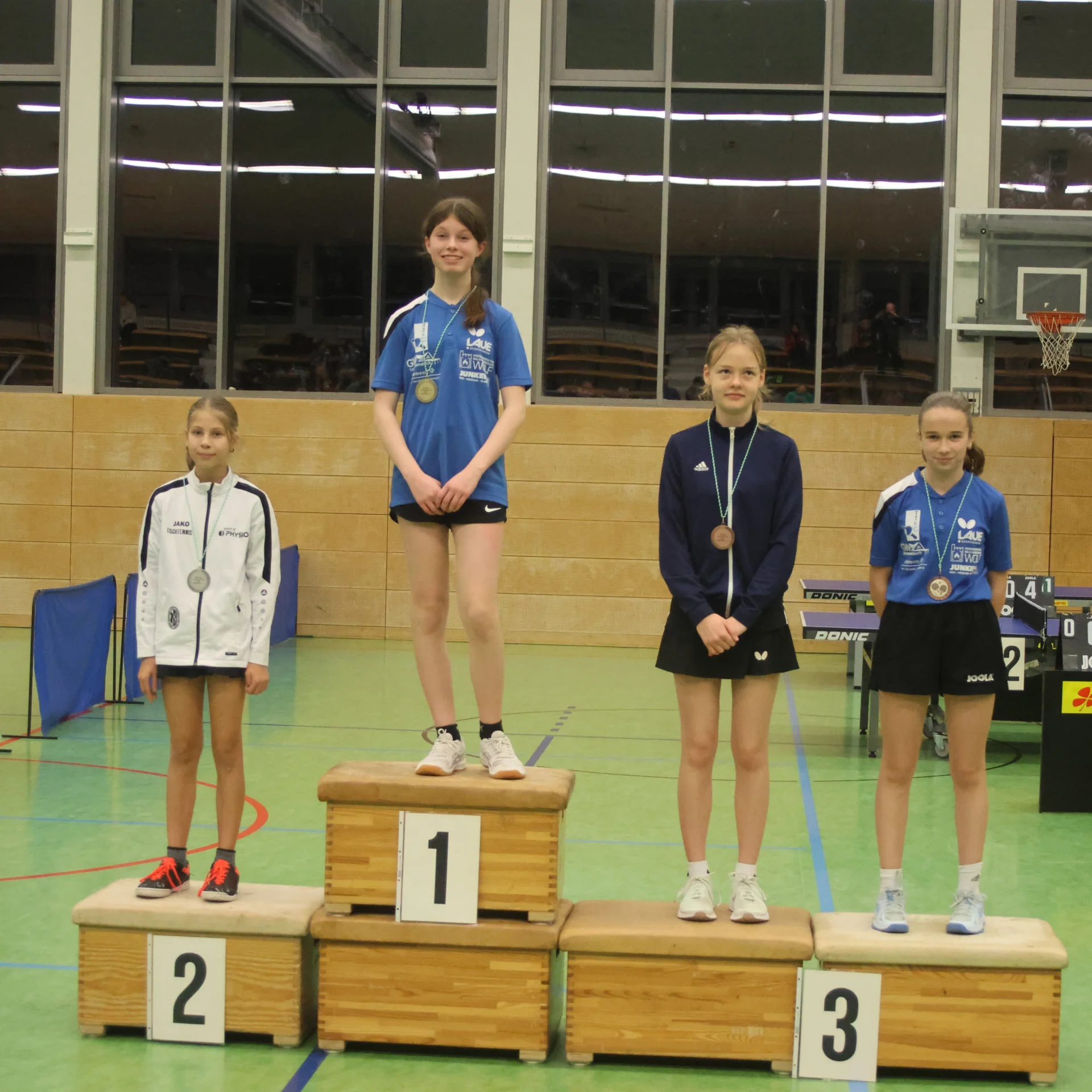 Bild: Ella holt Gold bei den Mädchen 15, vor Clara Pinheiro (Silber) und Maja Focke und Hanna Reineke (Bronze)