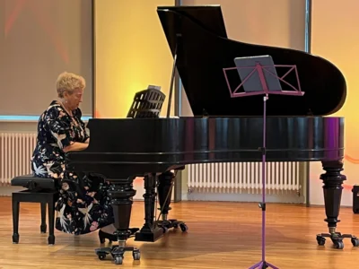 Elena Benditskaia am Schiedmayerfl&uuml;gel 