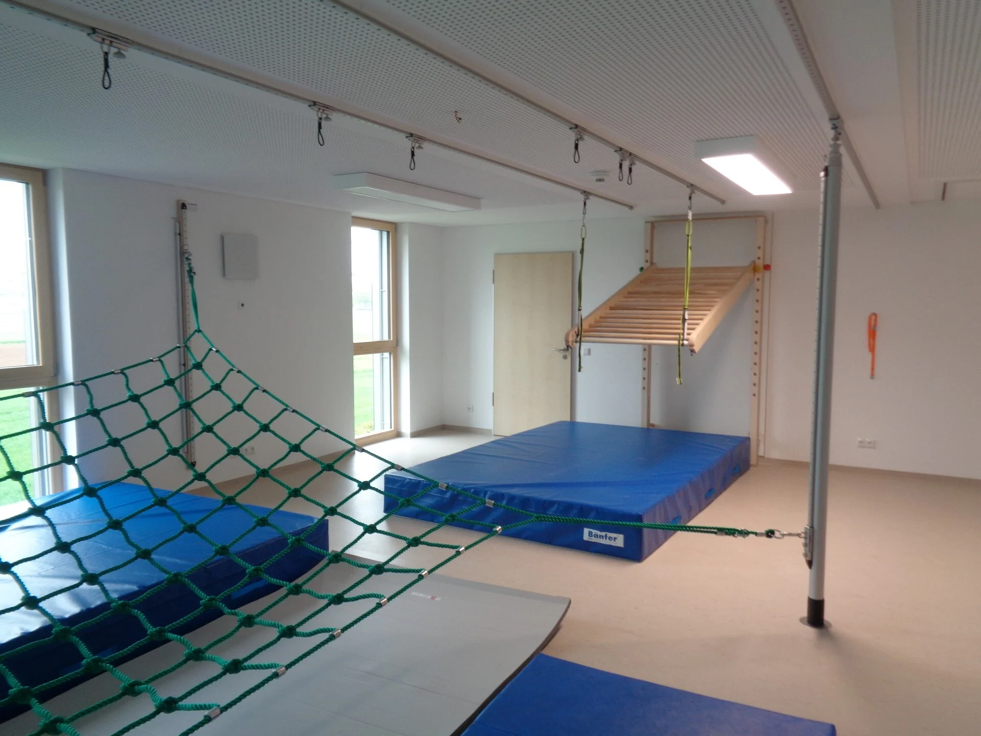 Bild: Turnhalle mit Spielgeräten