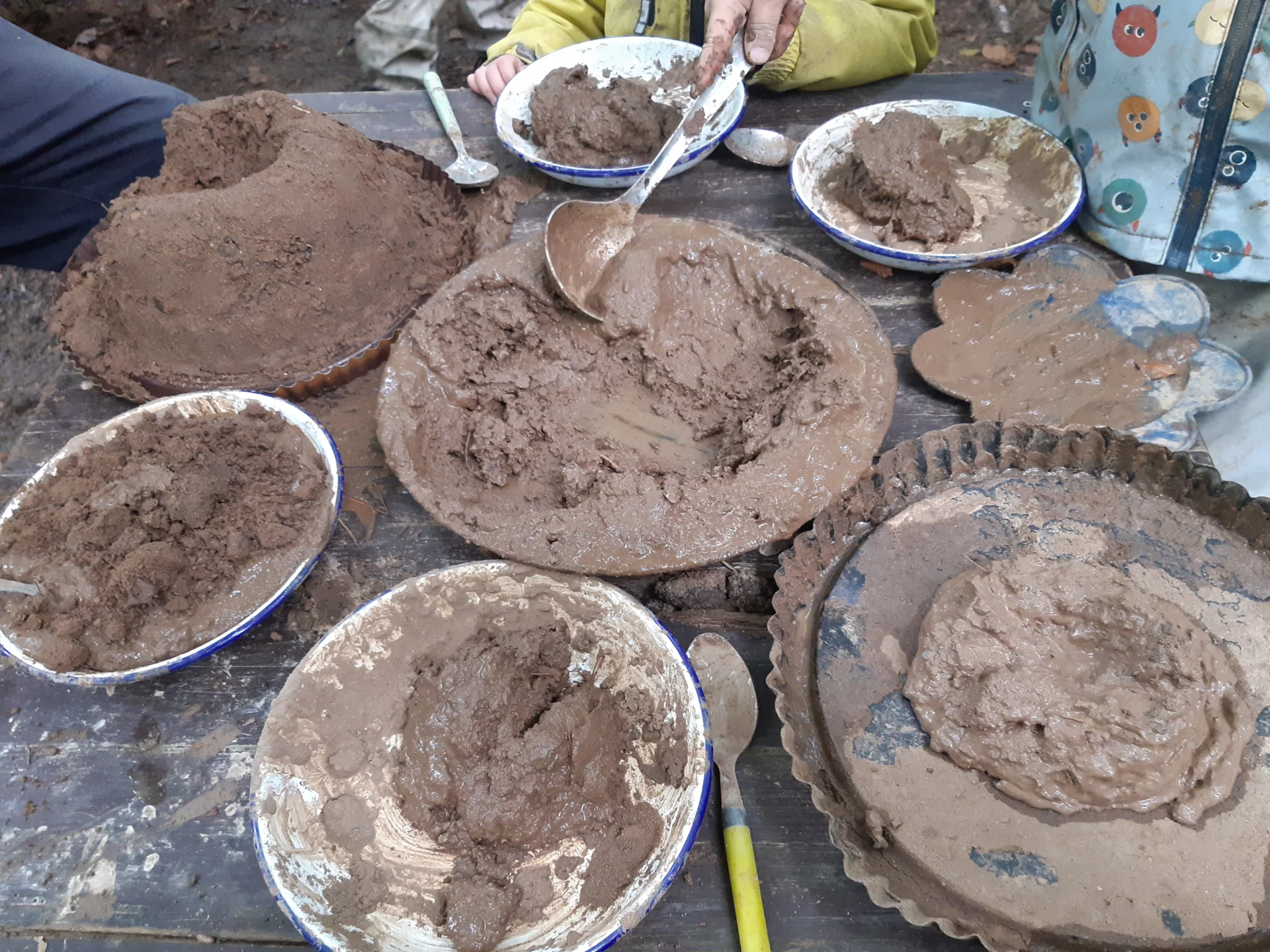 Bild: Kuchenbacken in der Matschküche