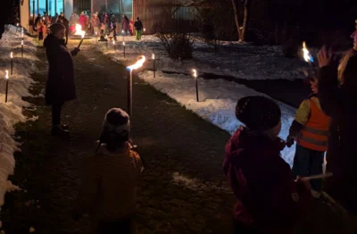 Gemeinsam wandern Kinder und Erwachsene am 22. November mit Fackeln und Laternen durch die Nacht. Im Anschluss gibt&acute;s deftige und s&uuml;&szlig;e Verk&ouml;stigung.  (Bild vergr&ouml;&szlig;ern)