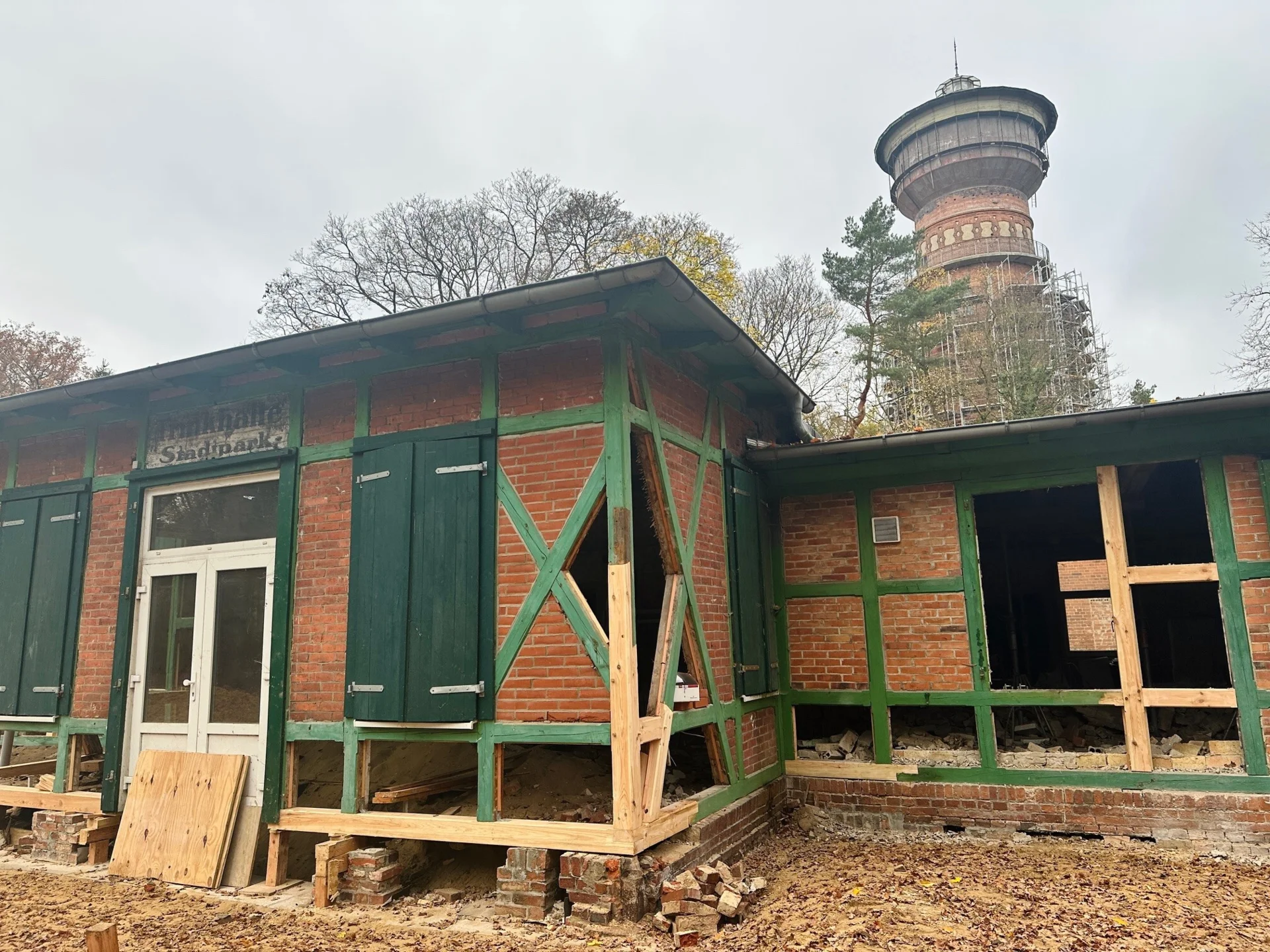 Bild: Trinkhalle mit Wasserturm im Hintergrund