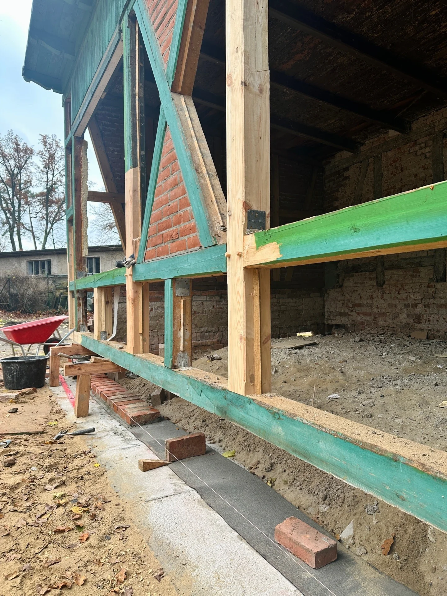 Bild: Teile des Fachwerks der Trinkhalle werden erneuert. Teile des Gebäudes haben zudem erstmals ein Fundament erhalten.