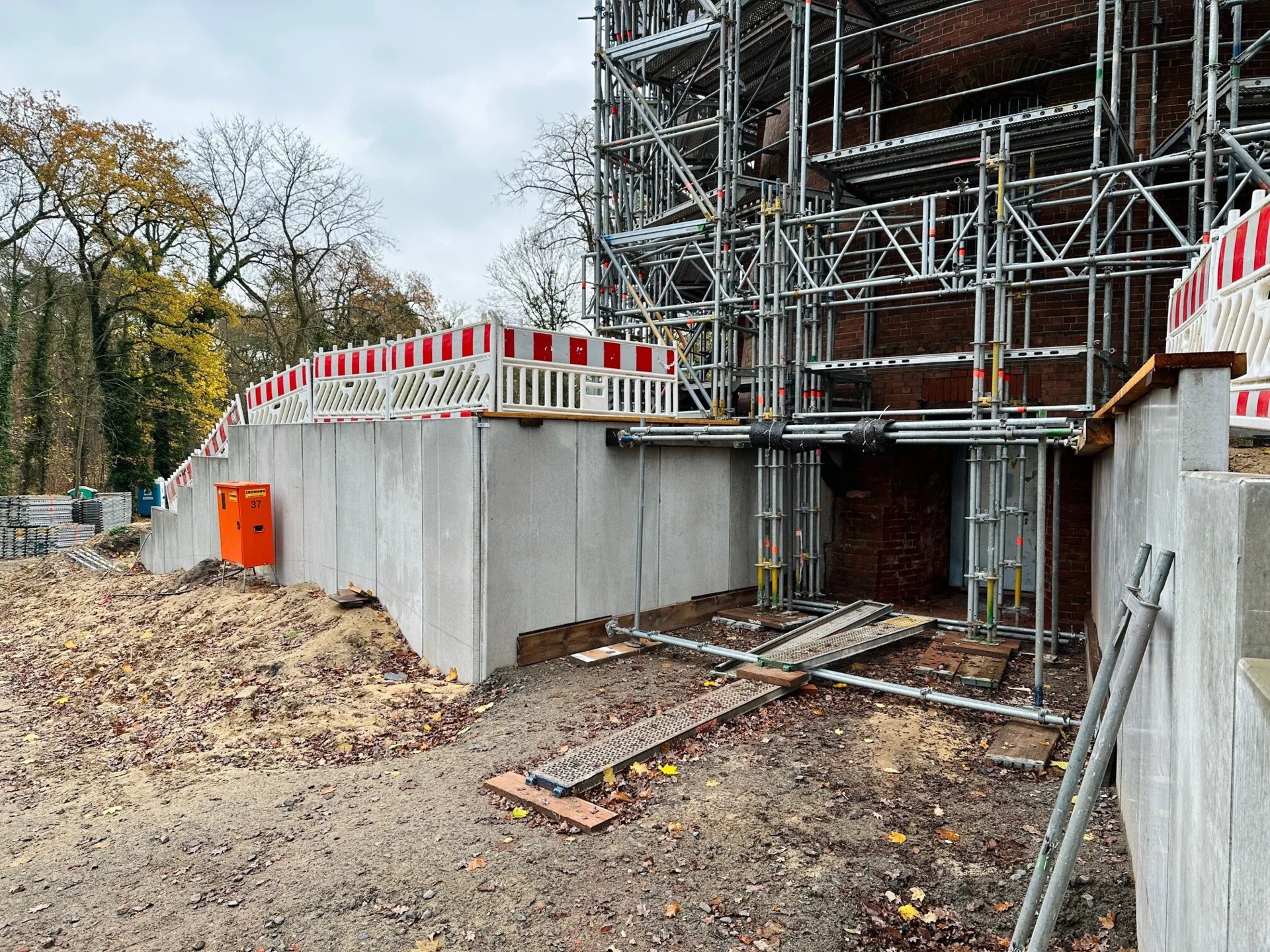 Bild: Auf der Rückseite des Wasserturms ist bereits ein neuer, barrierefrei nutzbarer Eingang entstanden