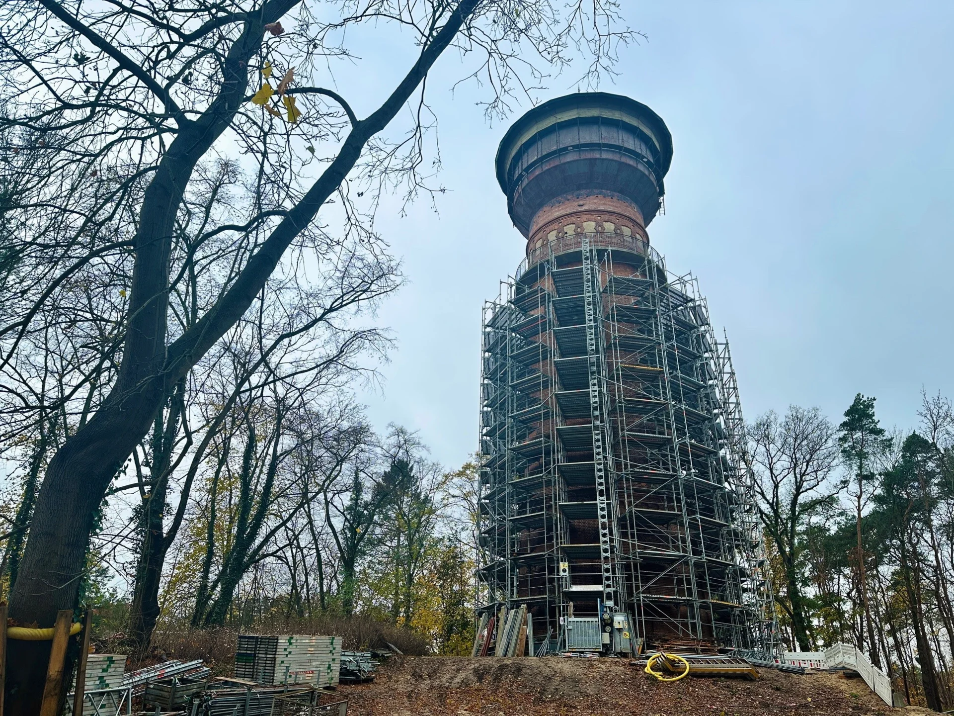 Bild: Der benachbarte Wasserturm ist bereits eingerüstet