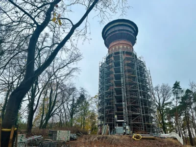 Der benachbarte Wasserturm ist bereits einger&uuml;stet 