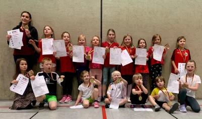 Hallenolympiade 2025 Gruppenbild nach Siegerehrung (Foto: A. Klingebiel)  (Bild vergr&ouml;&szlig;ern)