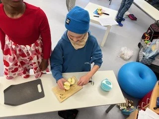 Foto des Albums: Klasse 2a und 2b: Apfelmus kochen