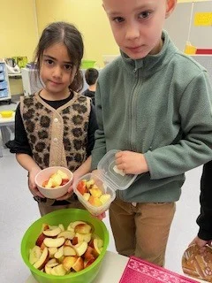 Foto des Albums: Klasse 2a und 2b: Apfelmus kochen