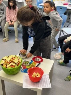 Foto des Albums: Klasse 2a und 2b: Apfelmus kochen