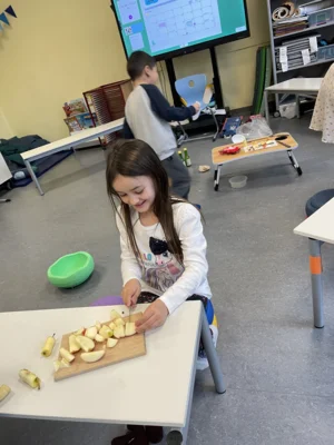 Foto des Albums: Klasse 2a und 2b: Apfelmus kochen