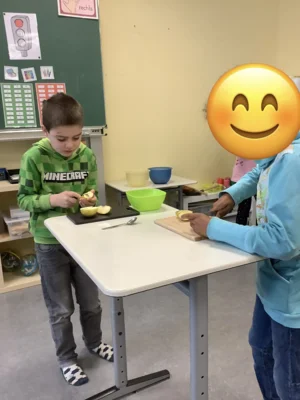 Foto des Albums: Klasse 2a und 2b: Apfelmus kochen