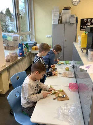 Foto des Albums: Klasse 2a und 2b: Apfelmus kochen