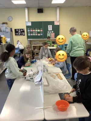 Foto des Albums: Klasse 2a und 2b: Apfelmus kochen