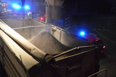 Abladen der verbrannten Pellets in Ladewagen  (Bild vergr&ouml;&szlig;ern)