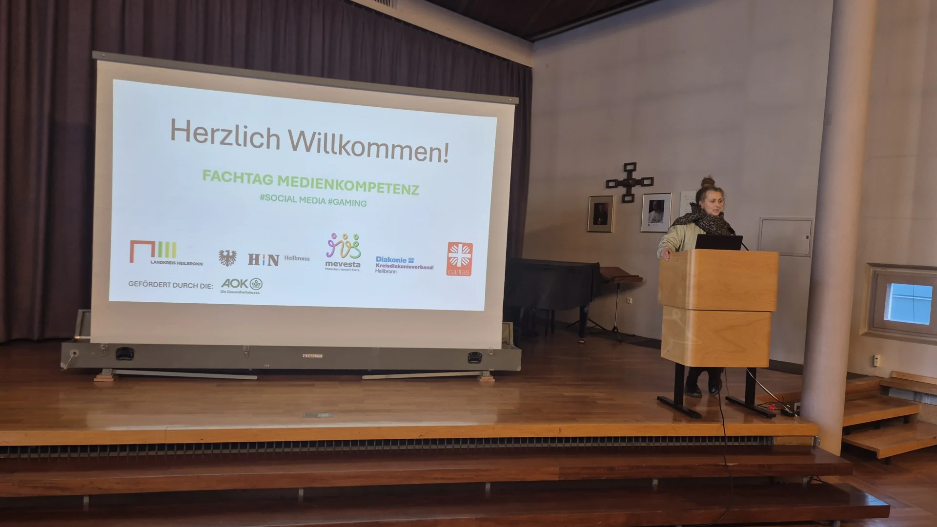 Bild: Begrüßung von Helena Resch (mevesta e. V., Sprecherin Arge Sucht Heilbronn)