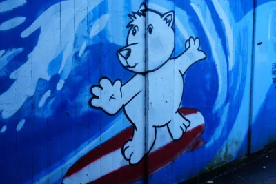 Eisb&auml;r auf dem Surfbrett  (Bild vergr&ouml;&szlig;ern)