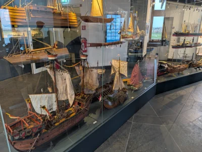 Eine Vitrine im Schifffahrtmuseum  (Bild vergr&ouml;&szlig;ern)