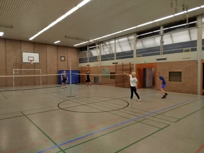 Die Sportwartin h&auml;lt mit den M&auml;nnern noch mit  (Bild vergr&ouml;&szlig;ern)