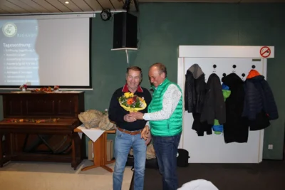 Werner Schomburg vom AV Wallhausen (l.), erh&auml;t f&uuml;r die Auszeichnung beim LAV einen Blumengru&szlig; vom GF  (Bild vergr&ouml;&szlig;ern)