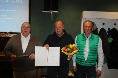 Heiko G&ouml;tz (m.) mit der Ehrennadel des Verbandes ausgezeichnet (r.) GF Arndt Kemesies  (Bild vergr&ouml;&szlig;ern)