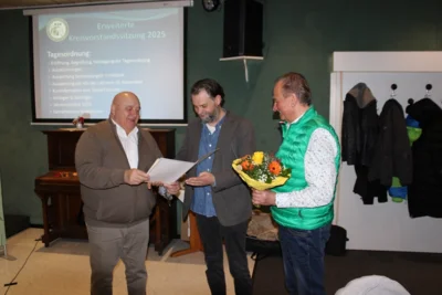 Herr Christian Knape (m.), GF des UVH wird mit der Hegemedaille des Landesverbandes geehrt  (Bild vergr&ouml;&szlig;ern)
