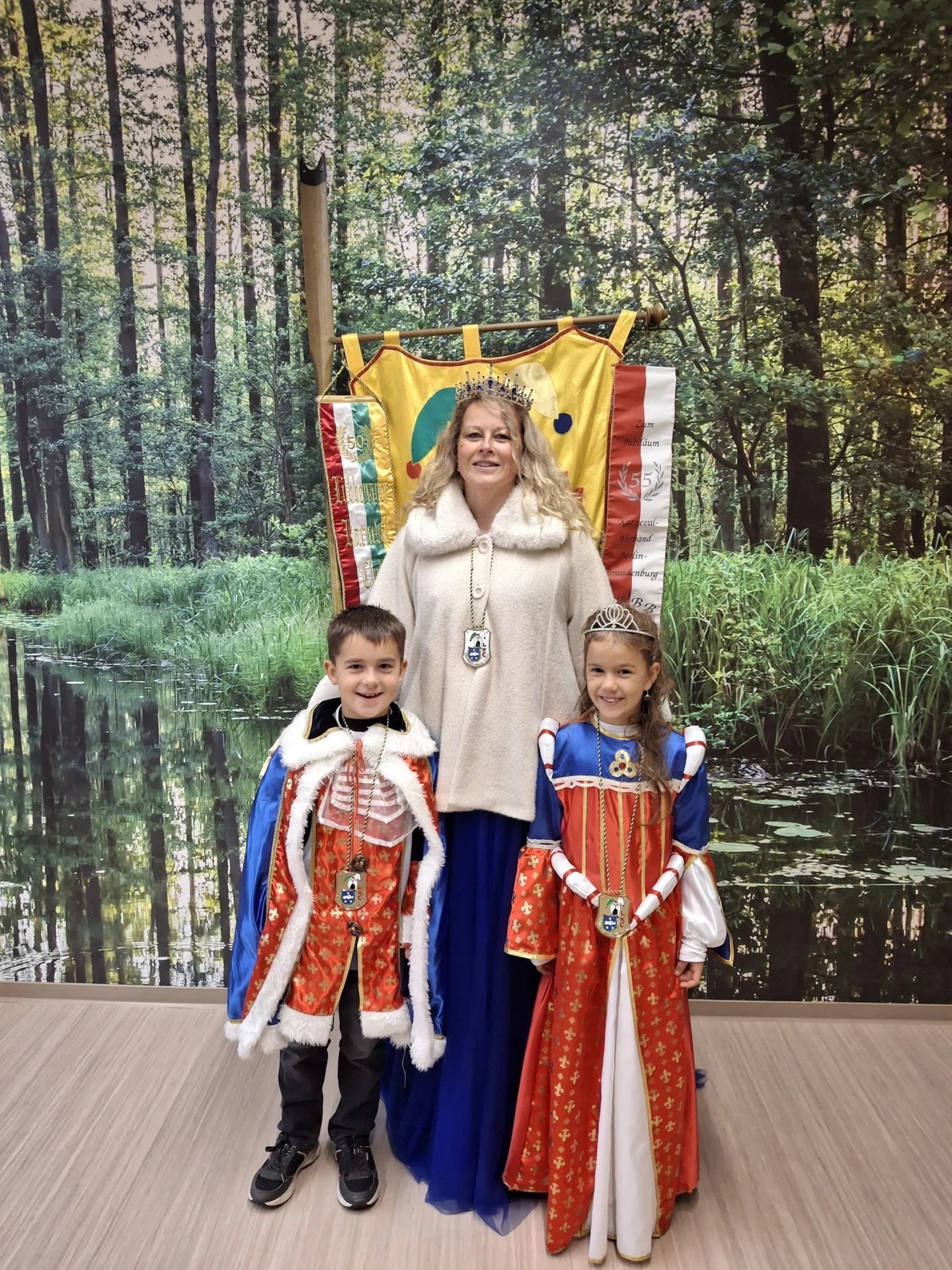 Bild: Stadtprinzessin Dana I. und das Kinderprinzenpaar Kinderprinzessin Jette I. und Kinderprinz Nicklas I.