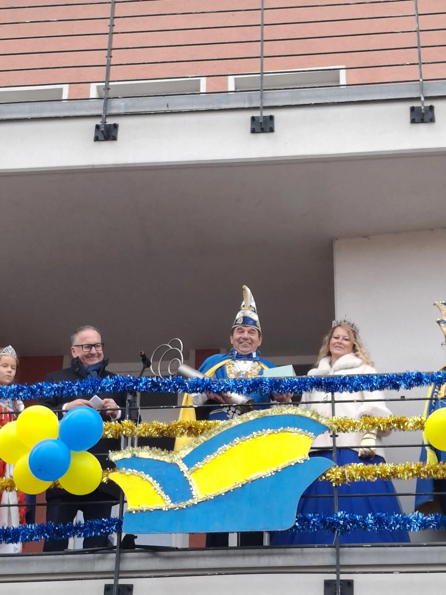 Bild: Bürgermeister Helmut Wenzel, Präsident Thomas Pursche und Stadtprinzessin Dana I
