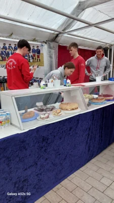 Kuchenverkauf  (Bild vergr&ouml;&szlig;ern)