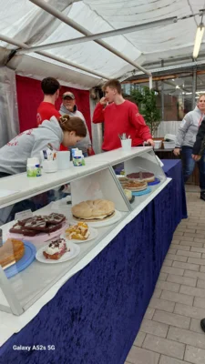 Kuchenverkauf  (Bild vergr&ouml;&szlig;ern)