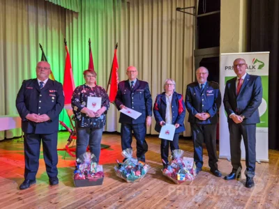 -Aus der Ortsfeuerwehr Buchholz Maximilian Ramin f&uuml;r zehn Jahre (Kupfer; nicht anwesend), Manuela Haase-Meyer f&uuml;r 30 Jahre (Silber), Erika Pulkenat f&uuml;r 50 Jahre (Gold) und Hans-Dieter Albrecht f&uuml;r 60 Jahre (Gold)  (Bild vergr&ouml;&szlig;ern)