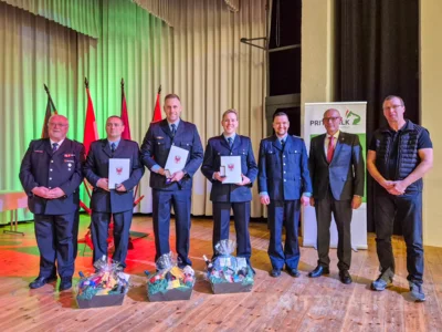 Aus der Ortsfeuerwehr Falkenhagen Olaf K&uuml;hnert und Sebastian Zander f&uuml;r zehn Jahre (Kupfer) sowie Ron Schr&ouml;der und Sebastian Weckel f&uuml;r 20 Jahre (Bronze, nicht anwesend)  (Bild vergr&ouml;&szlig;ern)