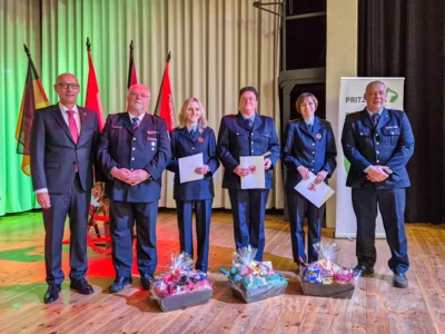Aus der Ortsfeuerwehr Kemnitz Antje Gawenda, Sven Gawenda (nicht anwesend), Beate Menk, Bianca Menk, Marion Rhinow (nicht anwesend) und Marleen Brandt (nicht anwesend) alle f&uuml;r zehn Jahre (Kupfer)  (Bild vergr&ouml;&szlig;ern)