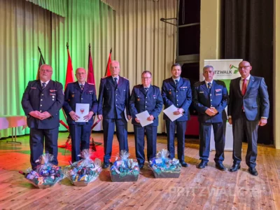 Aus der Ortsfeuerwehr Pritzwalk Mike Scharies f&uuml;r zehn Jahre (Kupfer, nicht anwesend), Carlo Conrath f&uuml;r 20 Jahre (Bronze), Frank B&ouml;ckel f&uuml;r 30 Jahre (Silber), Uwe Gursch f&uuml;r 40 Jahre (Gold, nicht anwesend), Reiner Bielefeld f&uuml;r 50 Jahre (Gold) und Horst Hefke f&uuml;r 60 Jahre (Gold)  (Bild vergr&ouml;&szlig;ern)