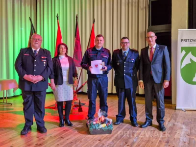 Aus der Ortsfeuerwehr Sadenbeck Alex Jagelitz f&uuml;r zehn Jahre (Kupfer) und Stefan Groschopf f&uuml;r 20 Jahre (Bronze, nicht anwesend)  (Bild vergr&ouml;&szlig;ern)