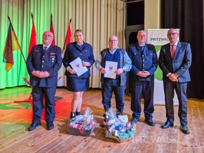 Aus der Ortsfeuerwehr Seefeld Heike Mennecke und Sandra Schulze (nicht anwesend) f&uuml;r 20 Jahre (Bronze) sowie Gerd Rietschel f&uuml;r 50 Jahre (Gold)  (Bild vergr&ouml;&szlig;ern)